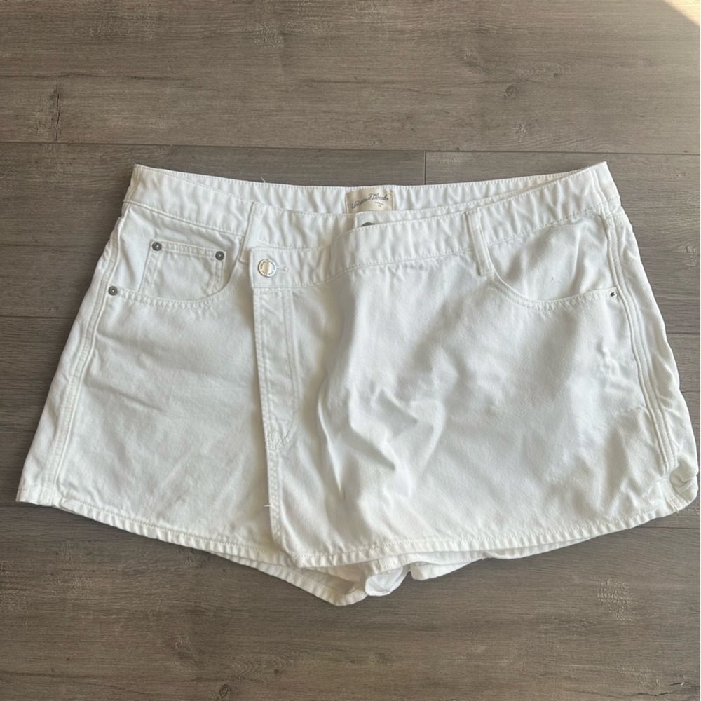 EUC Universal Thread white Jean skort - size 17